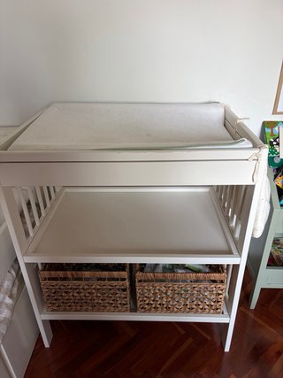 Cambiador IKEA con cestas