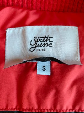 Chaqueta bomber roja y negra