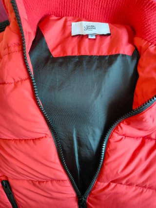 Chaqueta bomber roja y negra