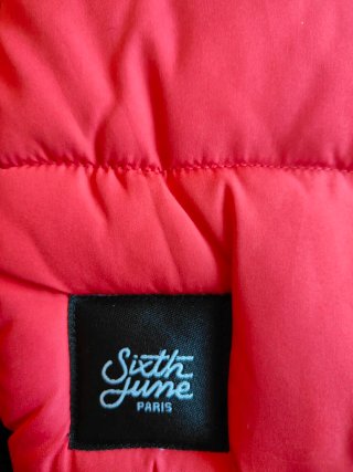 Chaqueta bomber roja y negra