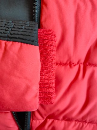 Chaqueta bomber roja y negra