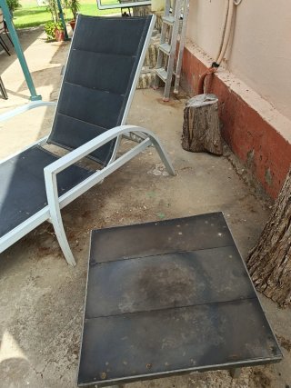 Tumbona y mesita exterior
