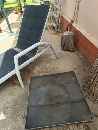 Tumbona y mesita exterior
