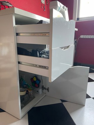 Mesa de escritorio blanca