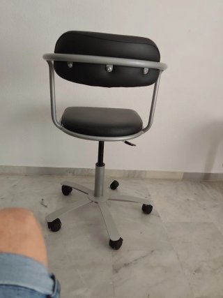 Silla de escritorio regulable con ruedas