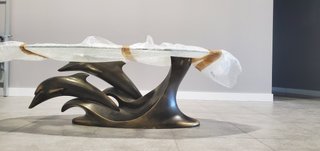 Mesa cristal con base de delfines dorados