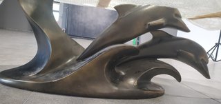 Mesa cristal con base de delfines dorados