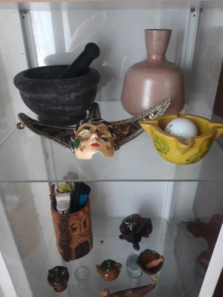 Vitrina de madera y cristal hecha a mano