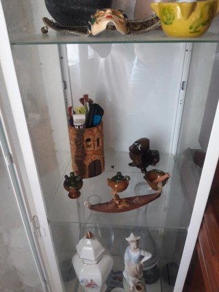 Vitrina de madera y cristal hecha a mano