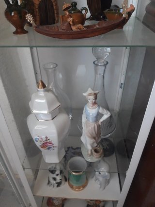 Vitrina de madera y cristal hecha a mano