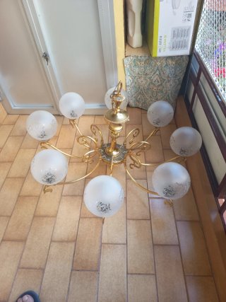 Lámpara araña antigua 8 globos dorada