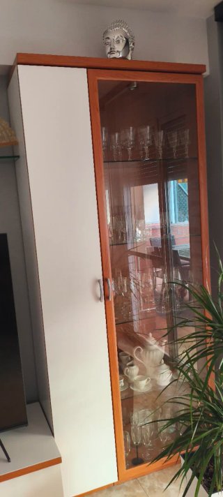 Vitrina de cristal y madera