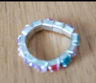 Anillo con piedras multicolor y plata