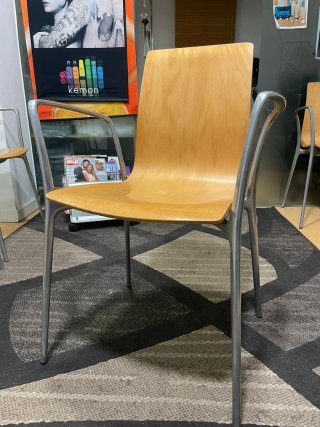 Sillas de madera y metal