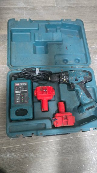 Taladro a batería Makita con cargador y baterías