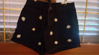Shorts vaqueros negros con flores
