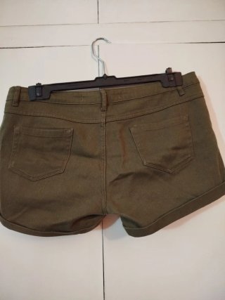 Pantalón corto verde militar