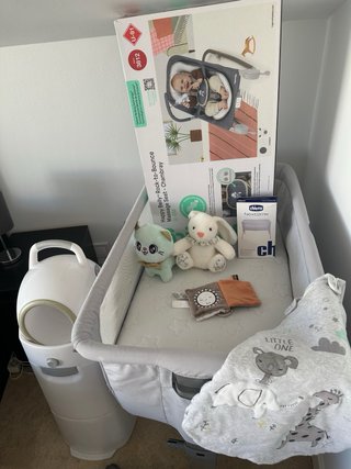 Cuna, hamaca, papelera,mosquitera, peluche y libro