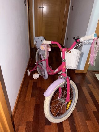 Bicicleta infantil rosa con cesta