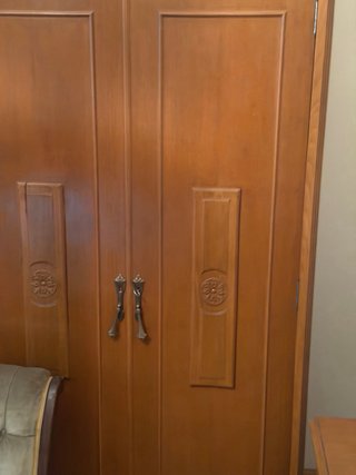 Dormitorio clásico de madera.