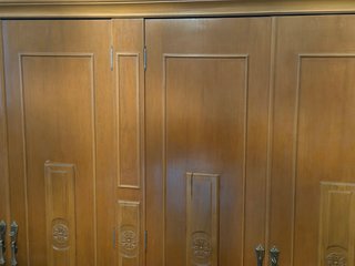 Dormitorio clásico de madera.