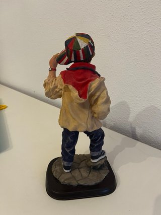 Figura niño resina con gorra