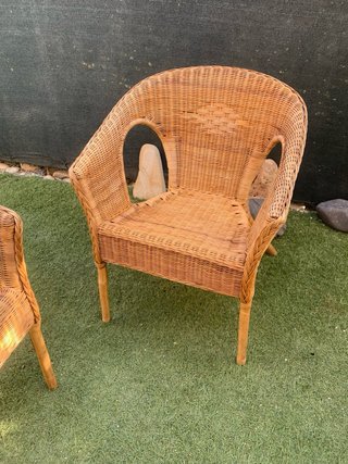 Dos sillones de mimbre
