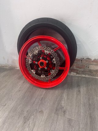 Llanta Moto Kawasaki con Disco Rojo