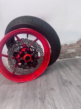 Llanta Moto Kawasaki con Disco Rojo