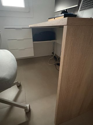 Escritorio madera con cajonera blanca