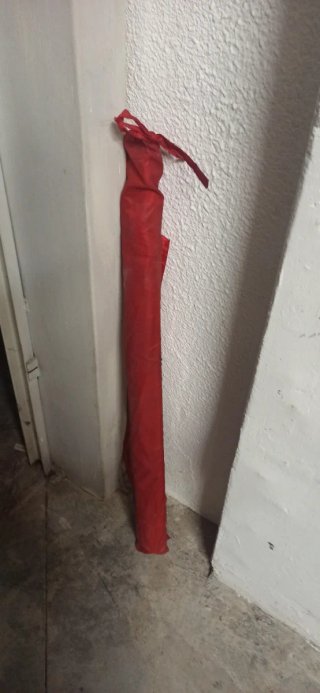 Sombrilla roja de plástico
