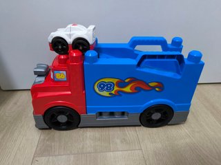 Camión de juguete con coche