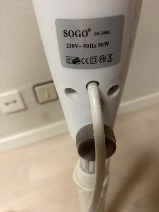 Ventilador de pie blanco con detalle morado
