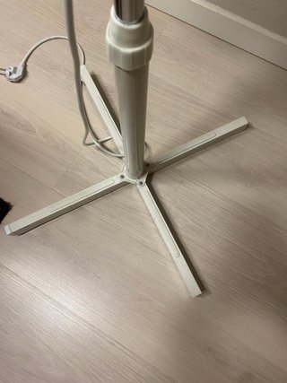 Ventilador de pie blanco con detalle morado