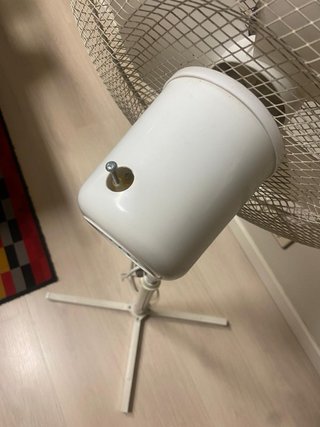 Ventilador de pie blanco con detalle morado