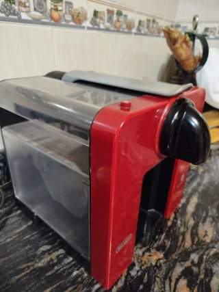Cafetera Nespresso DeLonghi Roja