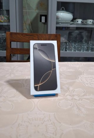 Caja iPhone 16 Pro Max Titanio Natural