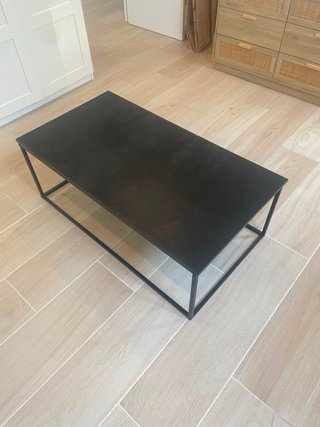 Mesa de centro negra ligera