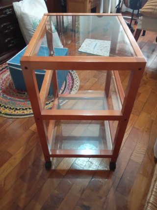 Estantería de madera y cristal con ruedas