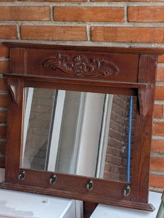 Perchero de madera con espejo
