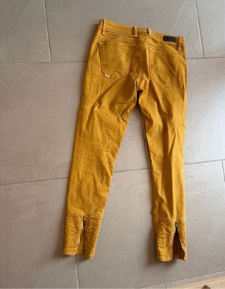 Pantalones vaqueros amarillos