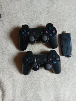 Consola Negra con 2 Mandos y Dongle HDMI