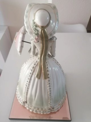 Figura de porcelana mujer con sombrero