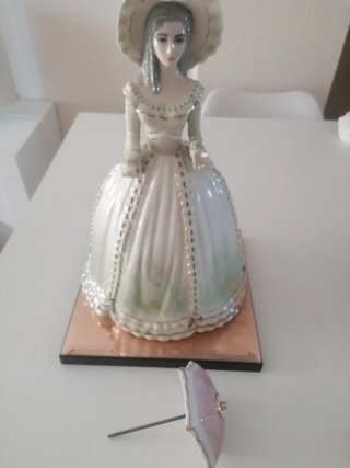 Figura de porcelana mujer con sombrero