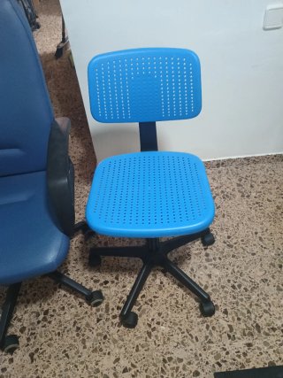 Sillas de escritorio azules y negras