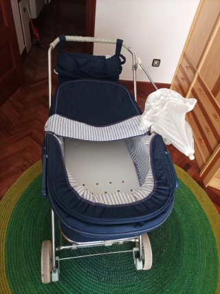 Cochecito de bebé azul con capota y sombrilla