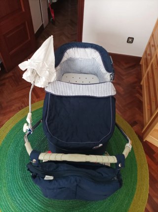 Cochecito de bebé azul con capota y sombrilla