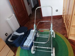 Cochecito de bebé azul con capota y sombrilla
