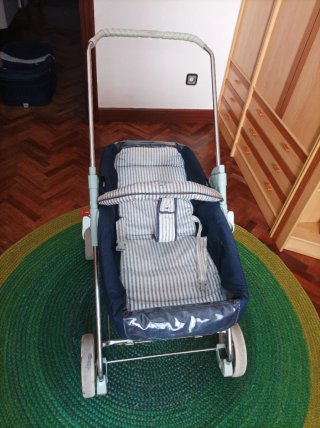 Cochecito de bebé azul con capota y sombrilla