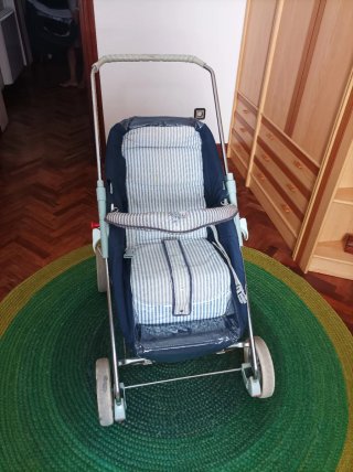 Cochecito de bebé azul con capota y sombrilla